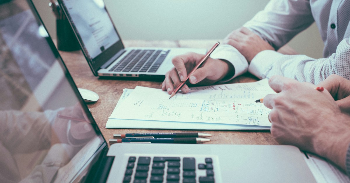 Online aur offline dono ko kaise balance kare? (Complete Business Growth Guide 2026)